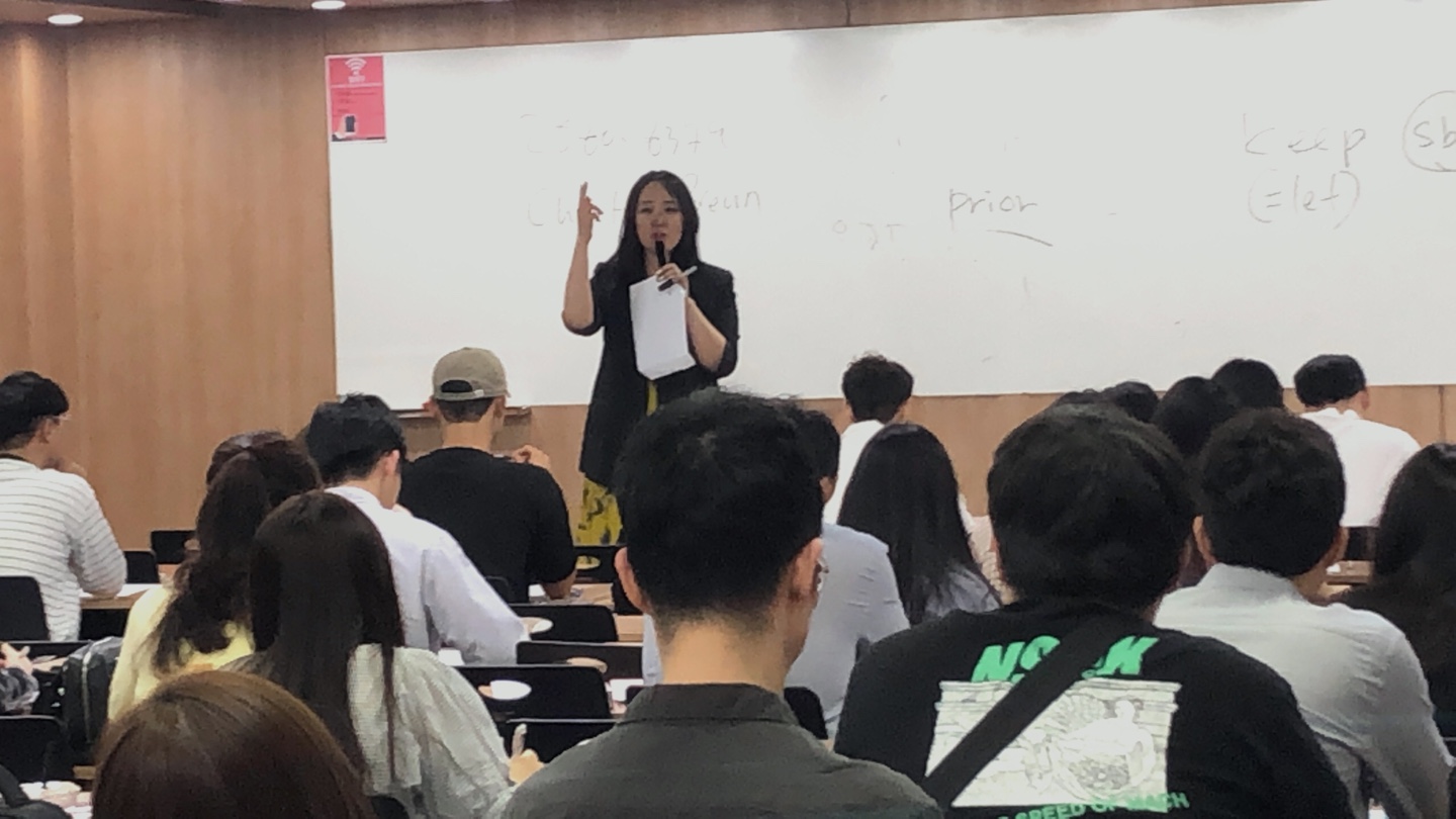 대형 강의실에서 진행 중인 어학 수업